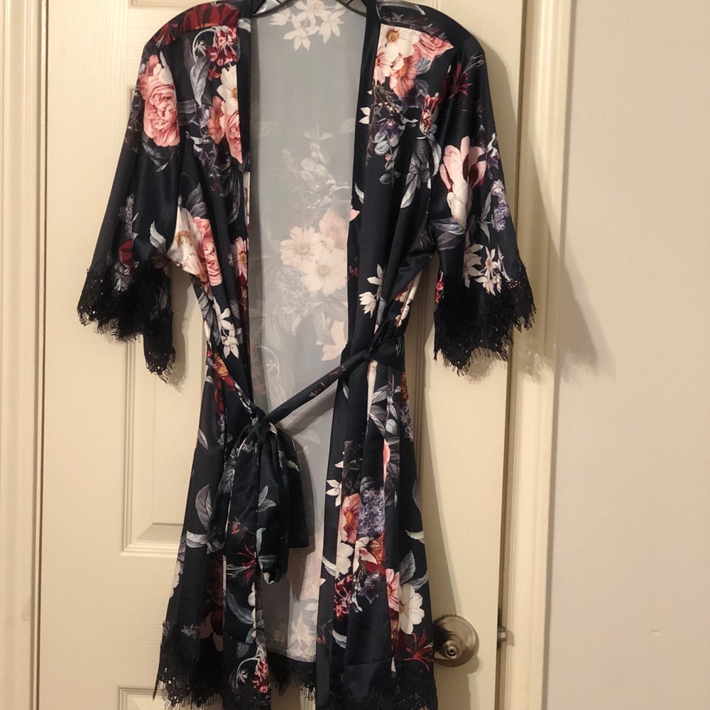 Floral Lace-Trim Satin Robe - Black Floral